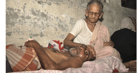 ৫৮ বছরের অসুস্থ ছেলের সেবা করে চলেছেন ৯০ বছরের মা