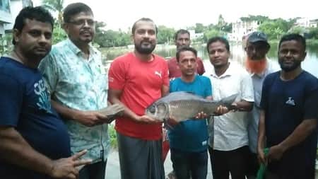 বড়শি দিয়ে কাতলা ধরে পুরস্কার পেলেন আড়াই লাখ টাকা