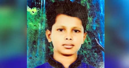 একজন মাটিতে চেপে ধরে মুখ, অন্যজন পা একজন মাটিতে