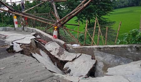 কাপাসিয়ায় ভেঙে পড়ার ঝুঁকিতে বানার সেতু