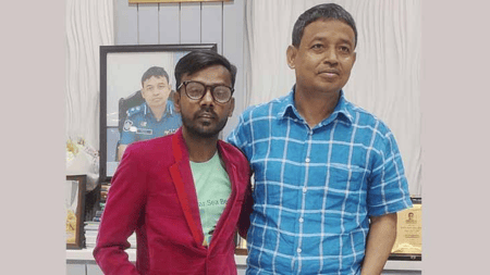ডিবি কার্যালয়ে হিরো আলম