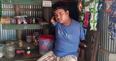 দুই আঙুল দিয়েই চলে একরামুলের সংসার দুটি আঙুল