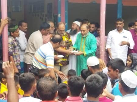 পানিবন্দি পরিবারের পাশে আ’লীগ নেতা পানিবন্দি পরিবারের পাশে আ’লীগ নেতা