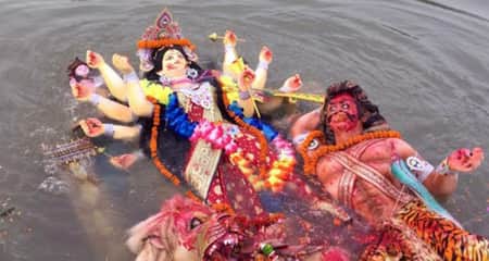 প্রতিমা বিসর্জনের মধ্য দিয়ে শেষ হলো দুর্গোৎসব প্রতিমা বিসর্জনের মধ্য দিয়ে