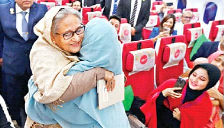 বিমানে প্রধানমন্ত্রীকে কাছে পেয়ে আপ্লুত যাত্রীরা