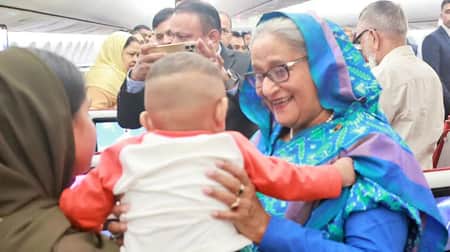 বিমানে প্রধানমন্ত্রী