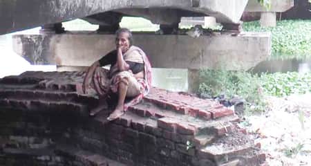 ব্রিজের নিচে ৩০ বছর বসবাস ব্রিজের নিচে