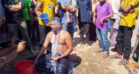 ১ মণ দুধ দিয়ে গোসল করে রাজনীতি ছাড়লেন যুবলীগ নেতা যুবলীগ নেতা