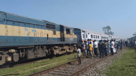 চালকের দক্ষতায় দুর্ঘটনা থেকে রক্ষা পেল ২ ট্রেন সিক্স ডাউন মেইল