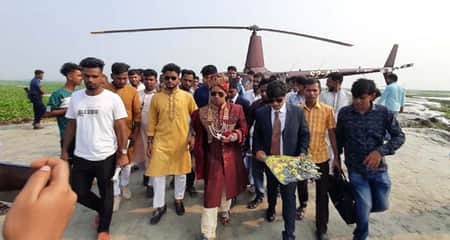 শ্বশুরের শর্ত পূরণ করতে হেলিকপ্টারে চড়ে বিয়ে করতে এলেন বর হেলিকপ্টারে চড়ে বিয়ে