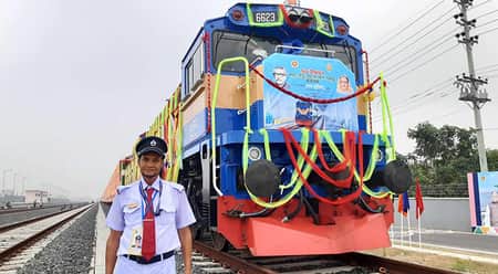 ট্রেন চালকদের হেলমেট পরার নির্দেশ