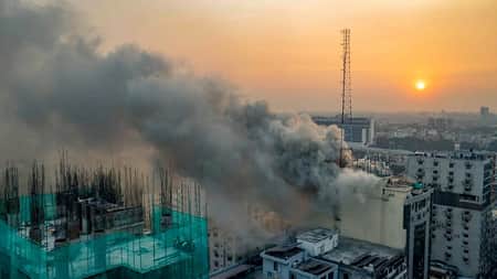 মহাখালীর আগুনে মোবাইল-ইন্টারনেট গ্রাহকদের বিড়ম্বনা কেন?