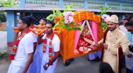 ঘোড়ায় চড়ে আসলেন বর, বউ নিয়ে গেলেন পালকিতে