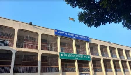 আদালতে বিচারকের দিকে পিস্তল তাক, যুবক গ্রেপ্তার
