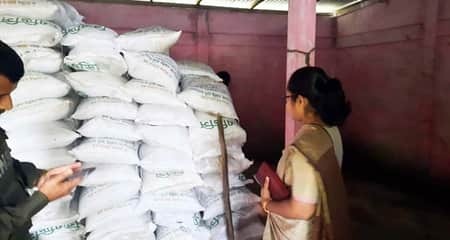 ধানের গুদাম থেকে ১০ টন সার জব্দ ধানের গুদামে
