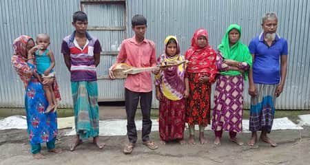 দোতারার সুরে চলে ৭ প্রতিবন্ধীর সংসার প্রতিবন্ধীর সংসার