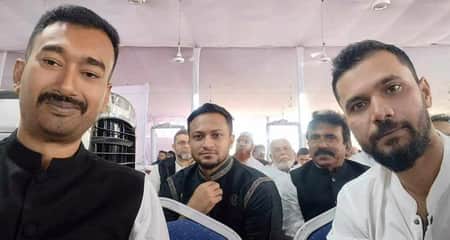 গণভবনে একই ফ্রেমে সাকিব ও মাশরাফী সাকিব ও মাশরাফী