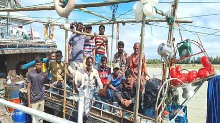 গভীর সাগরে মিধিলির কবলে পড়া ১৮ জেলে জীবিত উদ্ধার 18-fisherman-rescued