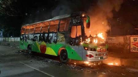 রাজধানীতে ৪০ মিনিটের ব্যবধানে ৩ বাসে আগুন