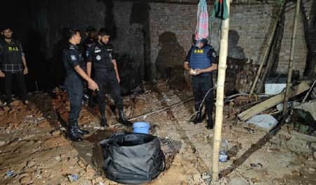 পুরান ঢাকায় একটি বাড়ি ঘিরে রেখেছে র্যাব