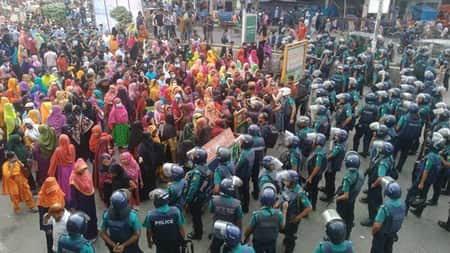 বেতন বাড়ানোর দাবিতে মিরপুরে গার্মেন্টস শ্রমিকদের সড়ক অবরোধ