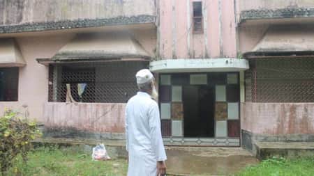 পুত্রবধূর ভয়ে ২ মাস ধরে ঘর ছাড়া আবুল হাশেমের পরিবার