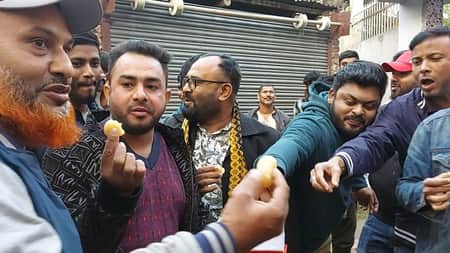 সাকিবের বাড়িতে দলীয় কর্মী-সমর্থকদের ভিড়, মিষ্টি বিতরণ