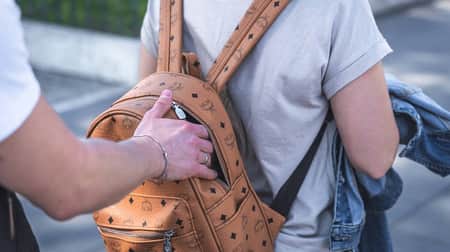 নারী পকেটমারদের ধরতে ইতালির সংসদে বিল pickpocket
