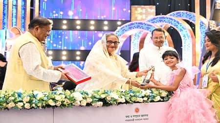জাতীয় চলচ্চিত্র পুরস্কার প্রদান করলেন প্রধানমন্ত্রী pm-hasina