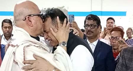 প্রার্থিতা প্রত্যাহার করে স্বতন্ত্র প্রার্থীকে জড়িয়ে কাঁদলেন আ.লীগ নেতা আ.লীগ নেতা