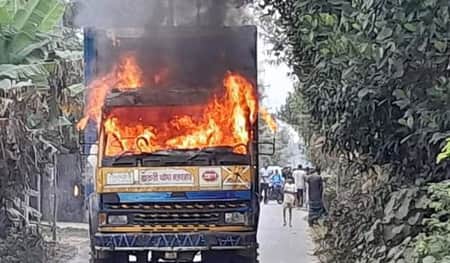 গাজীপুরে চলন্ত কাভার্ডভ্যানে আগুন গাজীপুরের কাপাসিয়া-কালীগঞ্জ সড়কের বড়পুশিয়া এলাকায় চলন্ত কাভার্ডভ্যানে আগুন দিয়েছে দুর্বৃত্তরা। বুধবার (৬ ডিসেম্বর) দুপুরে বিষয়টি নিশ্চিত করেছেন কাপাসিয়া থানার অফিসার ইনচার্জ (ওসি) মো. আবু বকর মিয়া। এর আগে, সকাল সাড়ে ১০টার দিকে এ ঘটনা ঘটে। Google news স্থানীয়দের বরাতে ওসি জানান, কাপাসিয়া-কালীগঞ্জ আঞ্চলিক সড়ক দিয়ে একটি কাভার্ডভ্যান কালীগঞ্জে যাচ্ছিল। ভ্যানটি বড়পুশিয়া এলাকায় পৌঁছালে ৬/৭ জন দুর্বৃত্ত মোটরসাইকেলযোগে এসে আগুন ধরিয়ে দ্রুত পালিয়ে যায়। ওসি আরও বলেন, এলাকাবাসী, পুলিশ ও কাপাসিয়া ফায়ার সার্ভিসের ঘণ্টাব্যাপী চেষ্টায় আগুন নেভানো হয়। এ ঘটনায় জড়িতদের আইনের আওতায় আনার চেষ্টা চলছে।