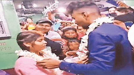 চলন্ত ট্রেনে বিয়ে