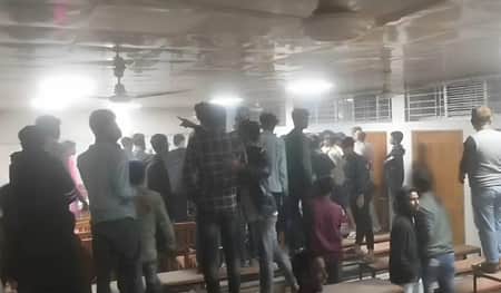টঙ্গীতে খিচুড়ি খাওয়া নিয়ে দুই গ্রুপে সংঘর্ষ টঙ্গীতে খিচুড়ি খাওয়া নিয়ে দুই গ্রুপে সংঘর্ষ