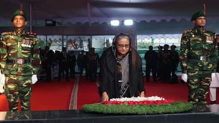 বঙ্গবন্ধুর প্রতিকৃতিতে প্রধানমন্ত্রীর শ্রদ্ধা