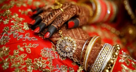 সরকারি চাকরিজীবী যুবককে তুলে নিয়ে মেয়ের সঙ্গে বিয়ে দিলেন বাবা বিয়ে