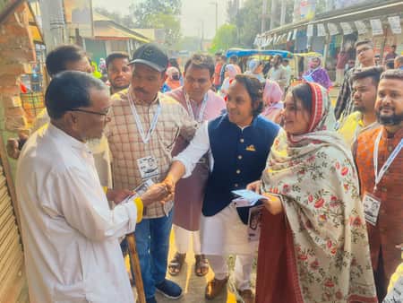 গাজীপুরে মা চুমকির পক্ষে নৌকার ভোট চাইছেন ছেলে মাশরুর মা চুমকির পক্ষে নৌকার ভোট চাইছেন ছেলে মাশরুর