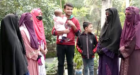 চার স্ত্রী ও তিন সন্তান নিয়ে একই বাড়িতে সুখের সংসার জুয়েলের ৪ বউ