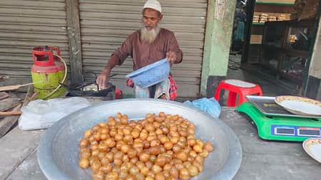 ৭৬ বয়সী ফজলুল হকের জীবিকা তালের বড়া ৭৬ বয়সী ফজলুল হকের জীবিকা তালের বড়া