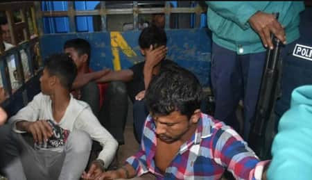খাসির মাংস বলে কুকুরের মাংস বিক্রি, হাতেনাতে আটক ৪