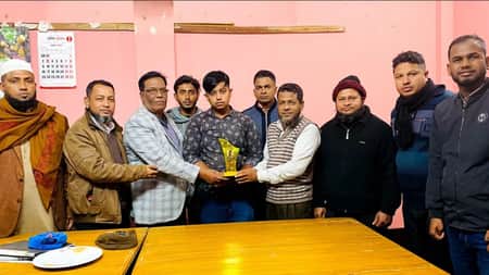 যাত্রীর ফেলে যাওয়া ৭ লাখ টাকা ফিরিয়ে দিলেন অটোরিকশা চালক