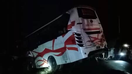 যাত্রীবাহী বাস খাদে, আহত ৩০