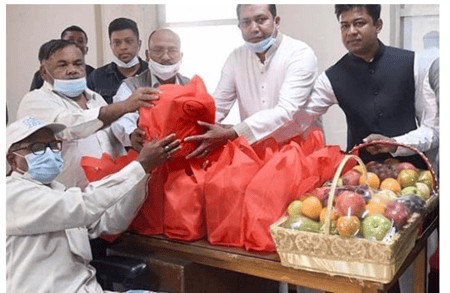 বিজয় দিবস উপলক্ষে বীর মুক্তিযোদ্ধাদের ফল-মিষ্টি পাঠালেন প্রধানমন্ত্রী