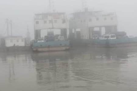 ঘন কুয়াশা পাটুরিয়া-দৌলতদিয়া ঘাটে ফেরি চলাচল বন্ধ