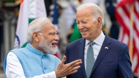 সাড়া দেননি বাইডেন, ভারতের প্রজাতন্ত্র দিবসে ম্যাক্রোঁকে নিমন্ত্রণ