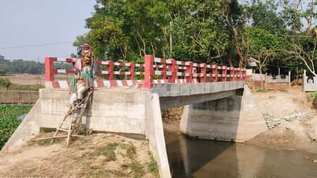 ৬৮ লক্ষ টাকার ব্রিজ পার হতে প্রয়োজন হয় মই