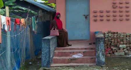 বিষের বোতল হাতে নিয়ে প্রেমিকের বাড়িতে অনশনে কলেজছাত্রী কলেজছাত্রী