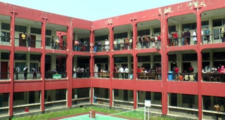 ধাাক্কা দিয়ে ফেলে