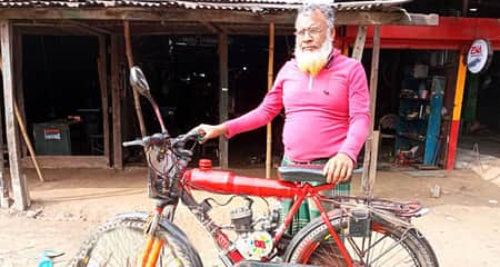 বাইসাইকেলে ইঞ্জিন বসিয়ে মোটরসাইকেল বানালেন আব্দুর রাজ্জাক বাইসাইকেলে ইঞ্জিন স্থাপন