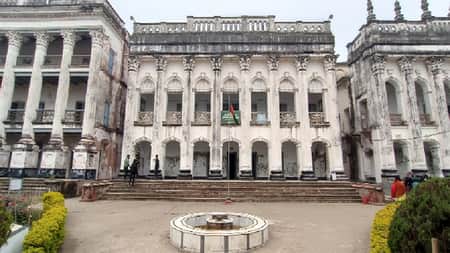 ইতিহাসের সাক্ষী হয়ে দাঁড়িয়ে আছে বালিয়াটী জমিদারবাড়ি বালিয়াটী জমিদারবাড়ি