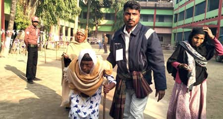 নাতির সঙ্গে কেন্দ্রে গিয়ে ভোট দিলেন ১১৮ বছর বয়সী রহিমা বেওয়া রহিমা বেওয়া